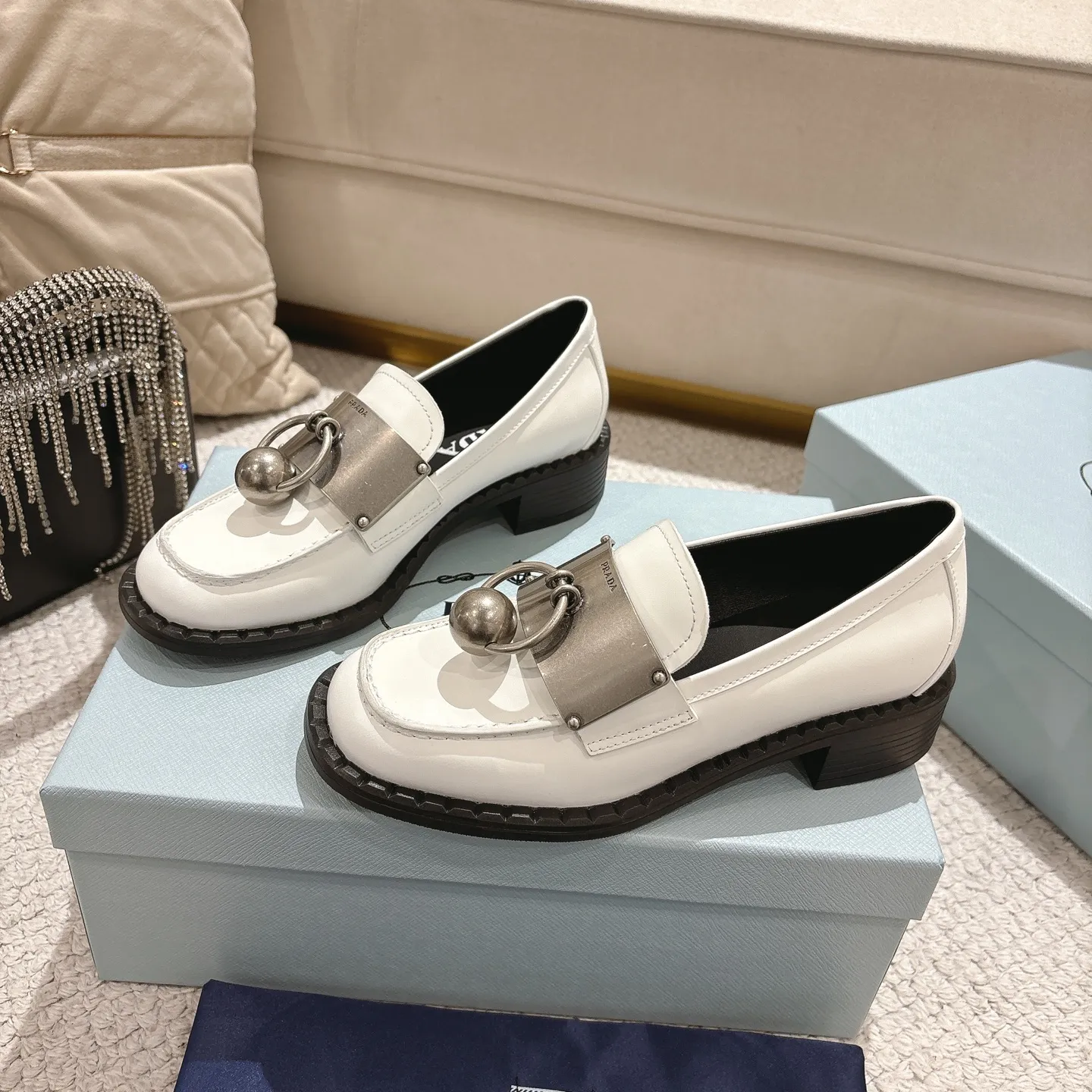 👟👟Ex-factory price 600👟👟 Prad✅Certified𝟐𝟎𝟐5𝙨𝙨 Early Spring Prada💯 #陈昊宇 Same style, many celebrity internet celebrities have the same style/medium-heeled British loafers, the metal buckle design adds a sense of sophistication, the overall shape is full of aura, and the British style small leather shoes are casual and high-end. Chen Haoyu’s same style/Prada25ss loafers! Fabric: Imported open edge beads Lining: Imported sheepskin Insole: Imported cowhide Women's model: Standard code 35-41 (customized at 40.41).  Color: black. light brown. white #陈昊宇 Same style Prada loafers # Temperament wear